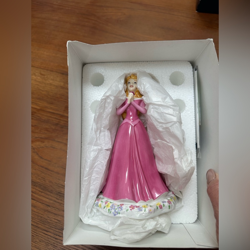 Royal Doulton Sleeping Beauty Princess Figurine 7” NIB - Picture 3 of 6